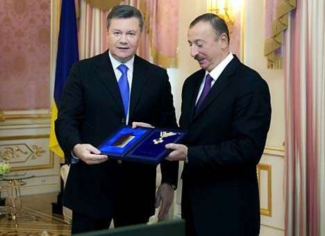 Президенты Украины и Азербайджана наградили друг друга орденами
