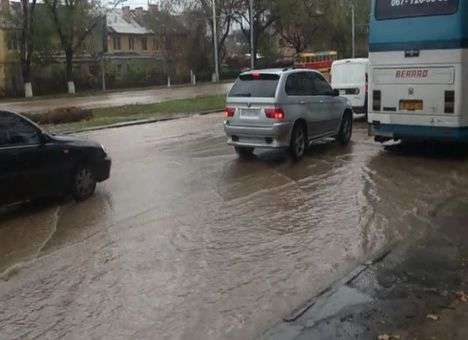 В Одессе из-за прорыва водопровода машинам приходится плыть (ВИДЕО)