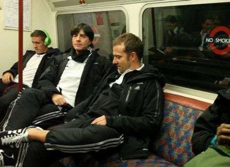 Известные футболисты прокатились в столичном метро (ФОТО)