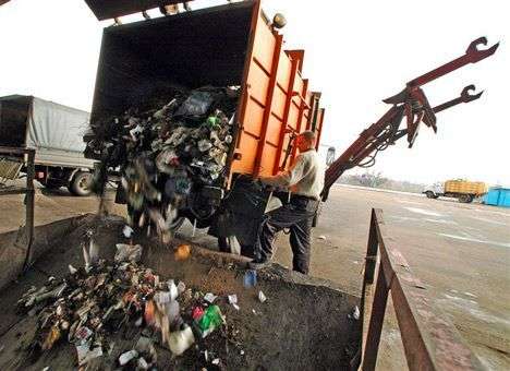 Горсовет за миллион гривен нанял фирму советника Кернеса вывозить мусор