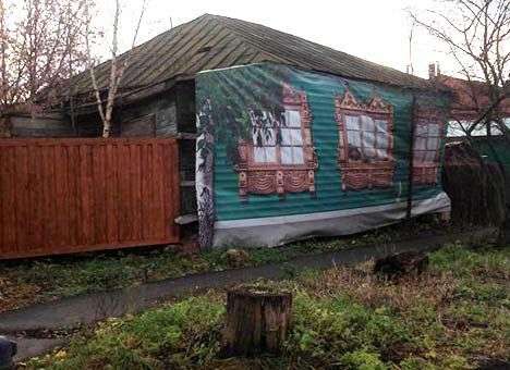 К приезду Путина дома в Суздале «отремонтировали» баннерами с фасадами и цветочными горшками (ФОТО)