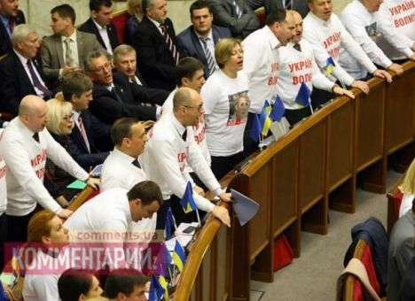 Оппозиция начала сбор подписей за отставку Кабмина Азарова
