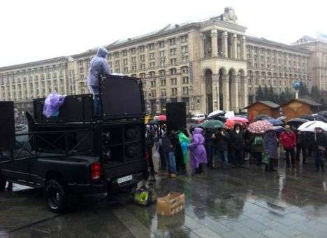 На Майдане начали устанавливать новогодние будки