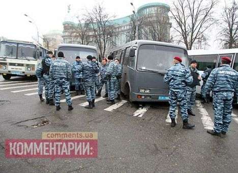 На майдане милиция обыскивает митингующих (ВИДЕО)