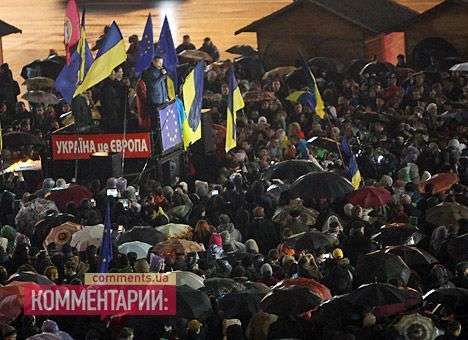 На столичном Евромайдане митингуют под дождем около 2 тыс. человек