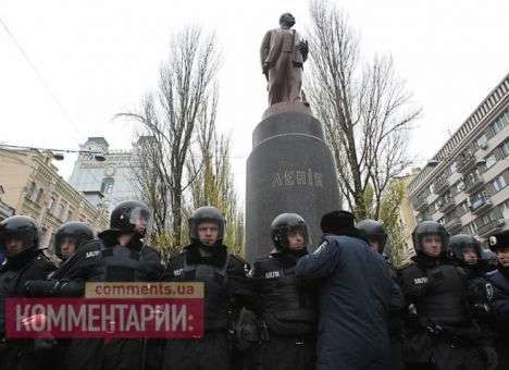 «Беркут» и евромитингующие устроили потасовку у памятника Ленину (ФОТО)