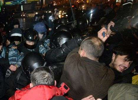 Евромайдан без света и с атаками спецназа пережил четвертую ночь (ФОТО, ВИДЕО)