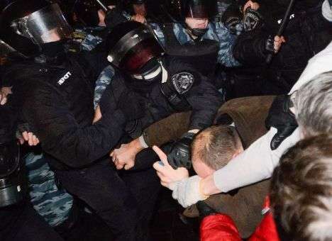 Нардепу на Евромайдане сломали пальцы в стычке с милицией (ФОТО)