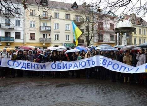 На Прикарпатье студенты променяли занятия на евромитинг (ФОТО)