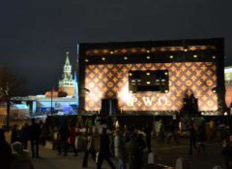 «Сундук» Louis Vuitton на Красной площади все еще стоит нетронутым
