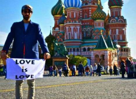 Российские полицейские конфисковали плакат «Love is love»