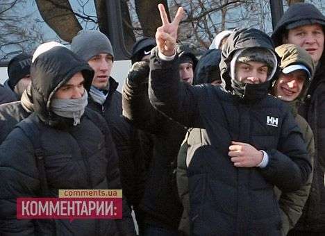 «Титушки» забросали журналистов «5 канала» палками и камнями