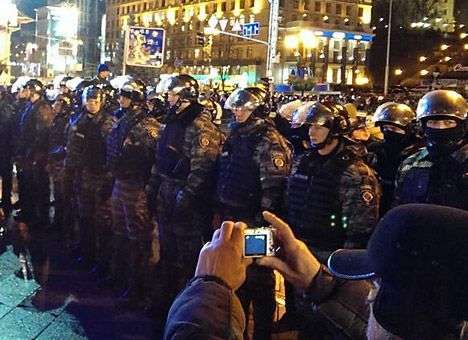 «Беркут» разделил Евромайдан на две части (ФОТО)