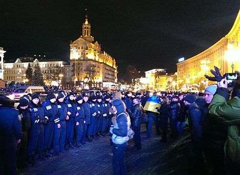 Митингующие на Евромайдане начали перекрывать Крещатик