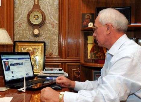 Азарова в Facebook забросали оскорблениями и призвали подать в отставку