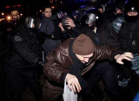 «Беркут» бросает камни в митингующих – пострадал журналист