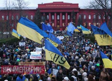В парке Шевченко 100 тыс. человек выдвигаются на Майдан (ДОПОЛНЕНО)