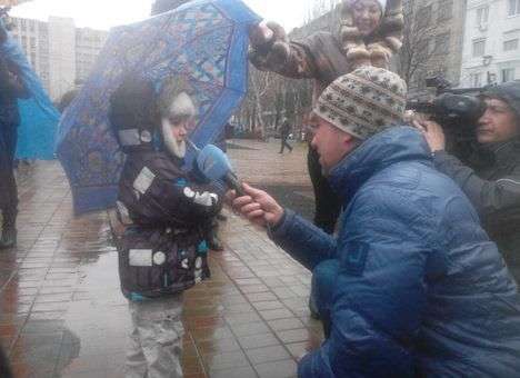 В Донецке под дождем требуют отставки Президента и Кабмина (ФОТО)