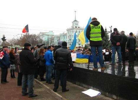 Евромайдан в Луганске вытолкал чиновника и получил благословение (ФОТО)