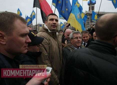 Кличко увел митингующих с Банковой на Майдан