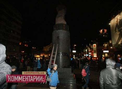 Неизвестные пытались снести памятник Ленину в Киеве – их разогнал «Беркут» (ФОТО)