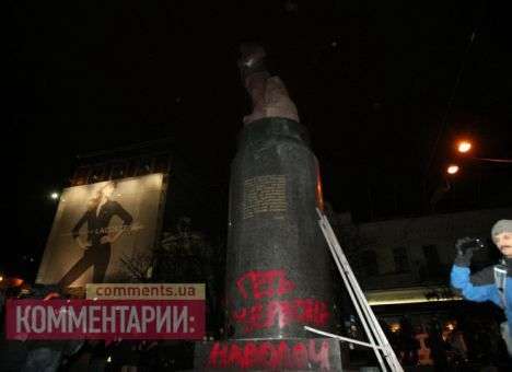 «Беркут» оставил памятник Ленина без защиты