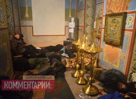 Митингующие спят во время службы в Михайловском соборе