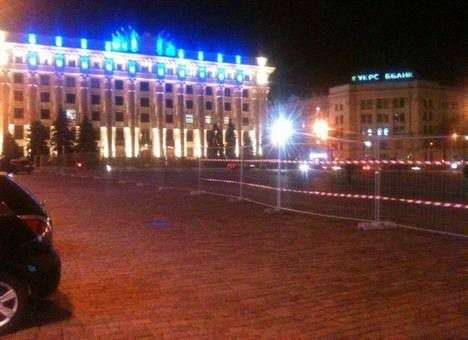Площадь под окнами Добкина начали ограждать забором (ФОТО)