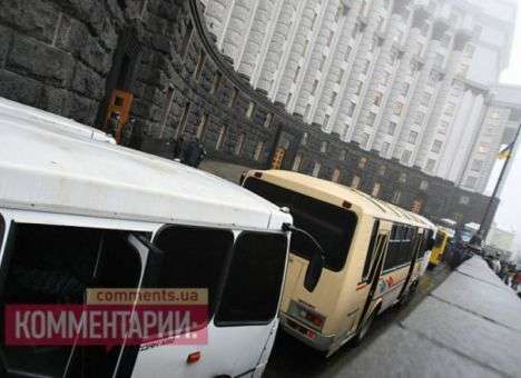 Митингующие взяли в осаду Кабмин (ВИДЕО)