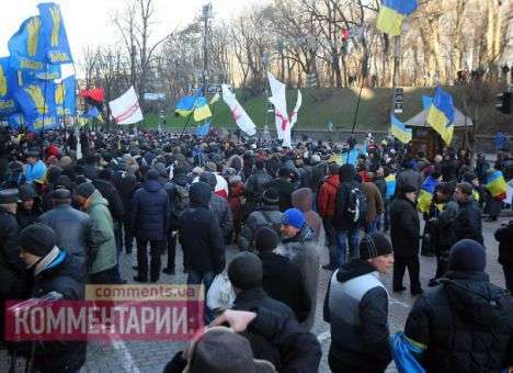 Колонна митингующих движется к Кабмину