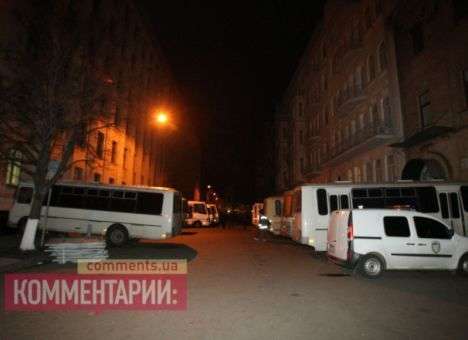 Дворы в районе Рады оккупировали автобусы со спецназом