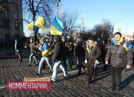 Под Раду идет 10-тысячная колонна с Майдана