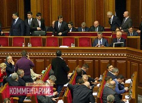 Азаров с министрами под крики «Ганьба!» пришли в Раду