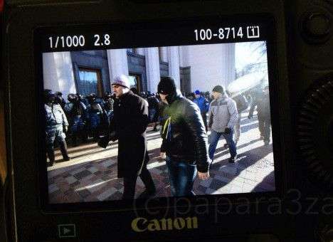 Неизвестные «титушки» под ВР показали удостоверения сотрудников МВД (ФОТО)