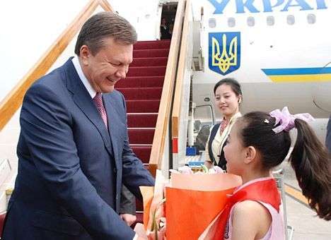 Оппозиционеры могут не искать Президента в АП - он уже в Китае