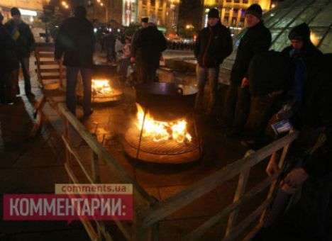 Столичный Майдан продолжает разрастаться: люди греются и молятся (ФОТО)