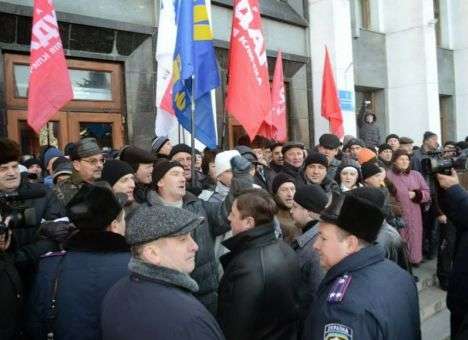 В Тернополе митингующие не пустили  на работу губернаторских чиновников (ФОТО)