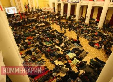 Азаров обвинил в захвате админзданий в Киеве экстремистские силы