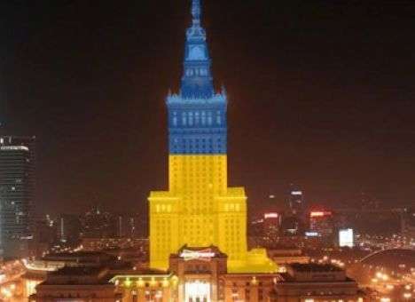 В знак солидарности с Евромайданом высочайшее здание Польши стало сине-желтым