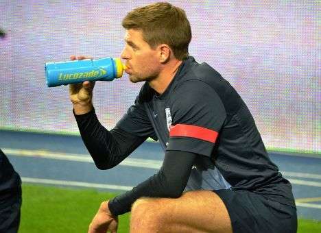 Футболистам разрешили пить воду во время матчей