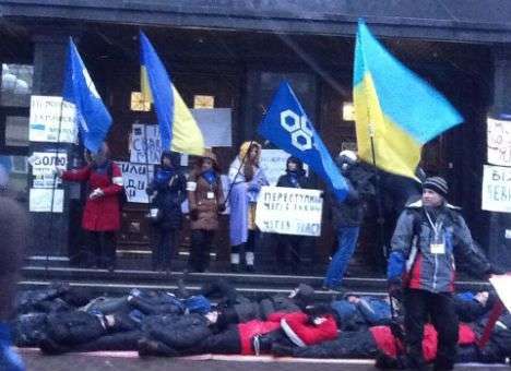 Митингующие устроили под окнами Пшонки лежачий протест (ФОТО) (ДОПОЛНЕНО)