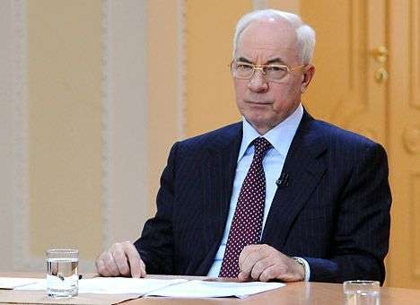 Азаров заявил, что его семье угрожают