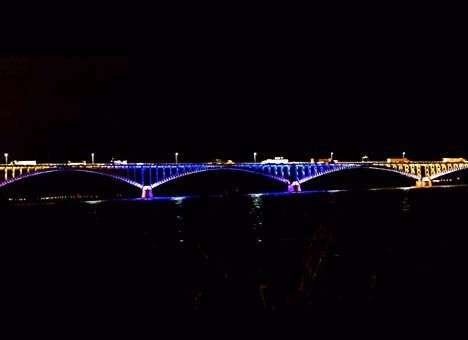 Мост между США и Канадой засветился цветами украинского флага (ФОТО)