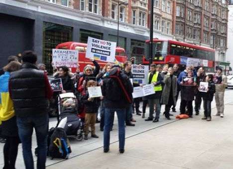 В Лондоне поклонники Евромайдана пикетировали апартаменты Ахметова (ФОТО, ВИДЕО)