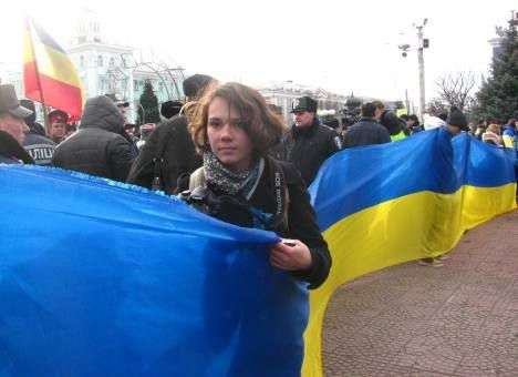 В Луганске участники вече отгородились от противников госфлагом (ФОТО)