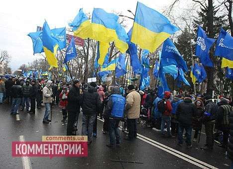 «Регионалы» заявляют, что их митингующих провоцирует агрессивная колонна