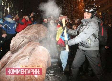В Киеве снесли памятник Ленину (ФОТО, ВИДЕО)