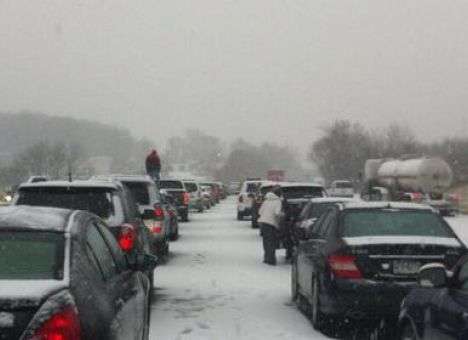 На заснеженной дороге в США столкнулись 50 авто