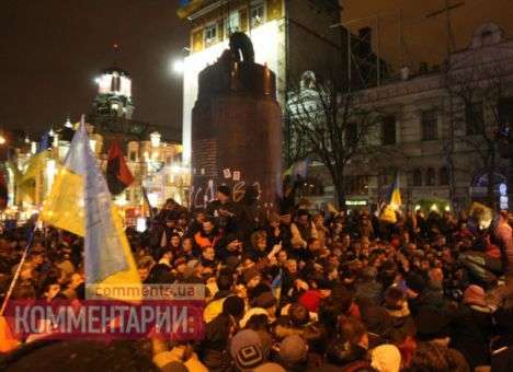 Коммунисты намерены во что бы то ни стало восстановить памятник Ленину