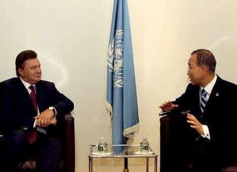 Генсек ООН призвал Януковича мирно снять напряжение в стране